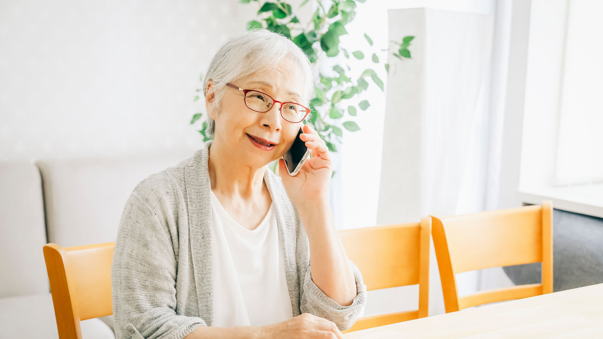 電話をかける女性