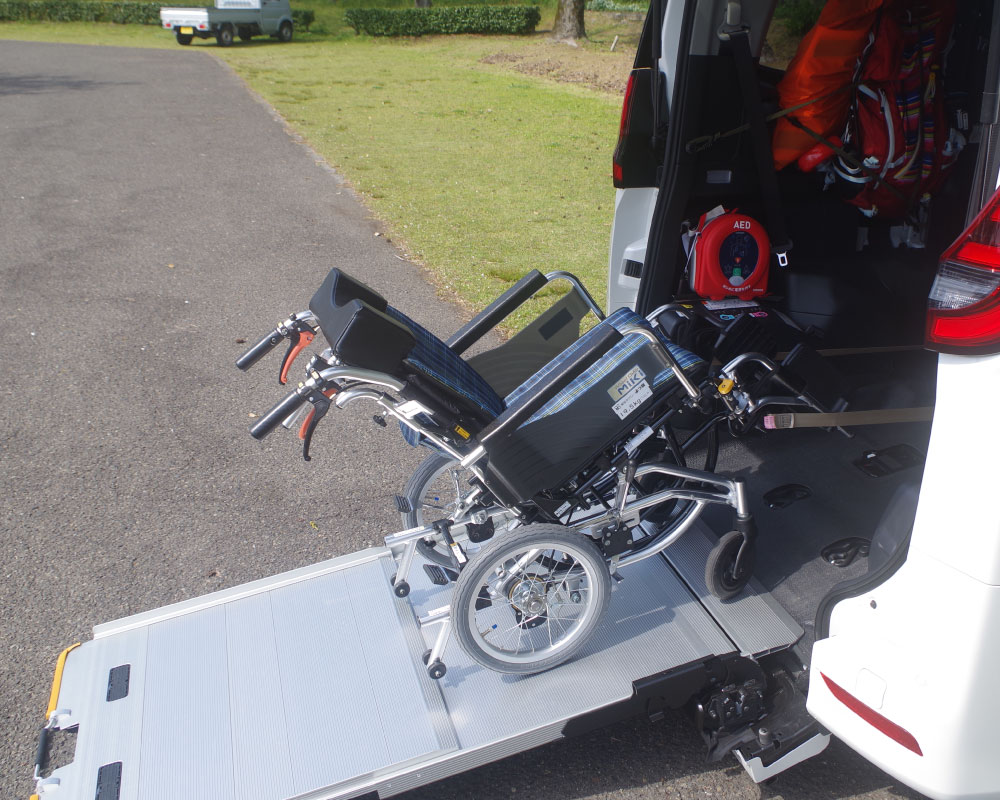 スロープを使用しての車いす乗車例